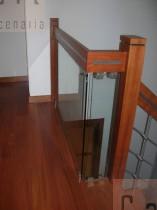 Escada em madeira de jatoba com embutido em inox e vidro temperado