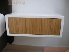 Mesa de cabeceira em mdf lacado mate branco, com frente de gaveta em carvalho
